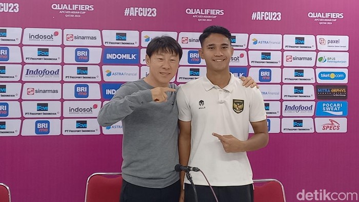 Pelatih Timnas Indonesia U23 Shin Tae-yong, dan pemainnya, Marselino Ferdinan, saat konferensi pers usai laga, di Stadion Manahan Solo, Sabtu (9/9/2023).