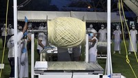 Para peternak dari wilayah Chiapas bahu-membahu membuat keju yang dibentuk menjadi bulatan besar. Bola keju yang besar itu memiliki berat total 558 kilogram.