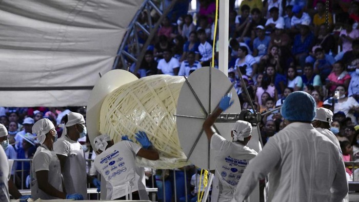Penampakan Bola Keju 558 Kg di Meksiko yang Pecahkan Rekor Dunia Meksiko berhasil memecahkan rekor dunia dengan membuat bola keju yang dibuat di Pijijiapan, negara bagian Chiapas, Meksiko.