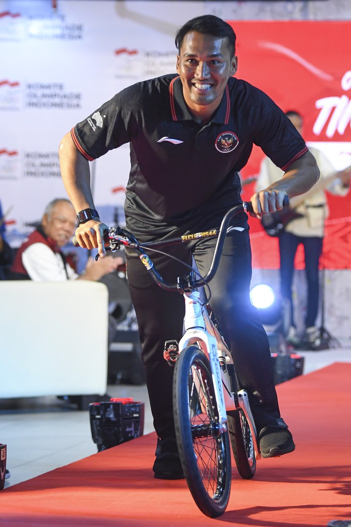 Penampakan Seragam Tim Indonesia untuk Asian Games Hangzhou Chef de Mission (CdM) Tim Indonesia di Asian Games 2022 Basuki Hadimuljono (kiri) berpose bersama Atlet Panahan Diananda Choirunnisa (kanan) saat peluncuran seragam Ofisial Tim Indonesia untuk Asian Games 2022 di Kantor Komite Olimpiade Indonesia (KOI) di Jakarta, Sabtu (9/9/2023). Indonesia akan mengirimkan sebanyakl 415 atlet dari 31 cabang olahraga Asian Games 2022 yang menargetkan minimal menempati 12 besar dengan perolehan 12 medali emas. ANTARA FOTO/M Risyal Hidayat/Spt.