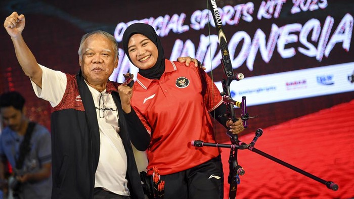 Penampakan Seragam Tim Indonesia untuk Asian Games Hangzhou Chef de Mission (CdM) Tim Indonesia di Asian Games 2022 Basuki Hadimuljono (kiri) berpose bersama Atlet Panahan Diananda Choirunnisa (kanan) saat peluncuran seragam Ofisial Tim Indonesia untuk Asian Games 2022 di Kantor Komite Olimpiade Indonesia (KOI) di Jakarta, Sabtu (9/9/2023). Indonesia akan mengirimkan sebanyakl 415 atlet dari 31 cabang olahraga Asian Games 2022 yang menargetkan minimal menempati 12 besar dengan perolehan 12 medali emas. ANTARA FOTO/M Risyal Hidayat/Spt.