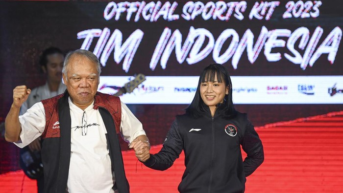 Penampakan Seragam Tim Indonesia untuk Asian Games Hangzhou Chef de Mission (CdM) Tim Indonesia di Asian Games 2022 Basuki Hadimuljono (kiri) berpose bersama Atlet Panahan Diananda Choirunnisa (kanan) saat peluncuran seragam Ofisial Tim Indonesia untuk Asian Games 2022 di Kantor Komite Olimpiade Indonesia (KOI) di Jakarta, Sabtu (9/9/2023). Indonesia akan mengirimkan sebanyakl 415 atlet dari 31 cabang olahraga Asian Games 2022 yang menargetkan minimal menempati 12 besar dengan perolehan 12 medali emas. ANTARA FOTO/M Risyal Hidayat/Spt.