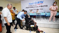 Kegiatan pengobatan gratis dilakukan pada 10 titik lokasi dengan target setiap titik melayani 200 orang. 