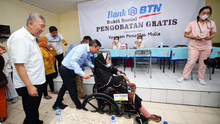 Pengobatan Gratis untuk Warga di Surabaya Direktur Utama Bank BTN Nixon LP Napitupulu bersama Perwakilan Yayasan Penamas Mulia Totok Lusida berbincang dengan warga yang mengikuti pengobatan gratis di Kelurahan Kepasari, Surabaya.