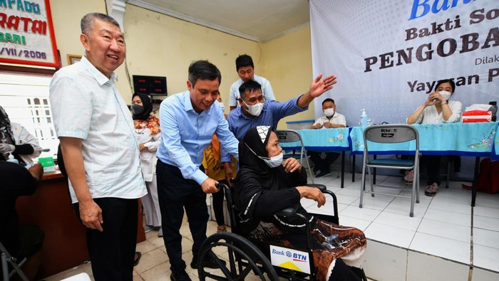 Pengobatan Gratis untuk Warga di Surabaya Direktur Utama Bank BTN Nixon LP Napitupulu bersama Perwakilan Yayasan Penamas Mulia Totok Lusida berbincang dengan warga yang mengikuti pengobatan gratis di Kelurahan Kepasari, Surabaya.