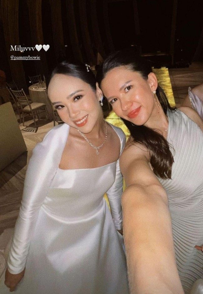 Pamela Bowie memilih riasan wajah bergaya natural nuansa nude. Foto: Instagram@michellejoan