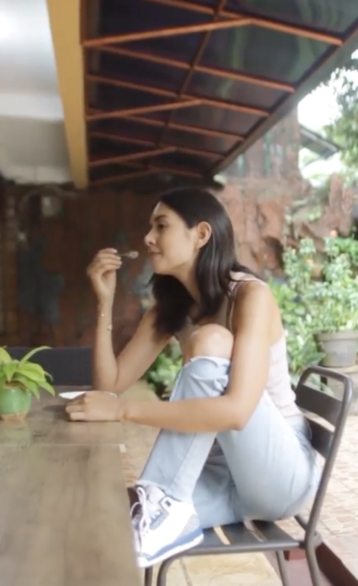 Pesona Aurelie Moeremans Saat Makan Es Krim dan Santai di Kafe Bali Pesona Aurelie Moeremans Saat Makan Es Krim dan Santai di Kafe Bali