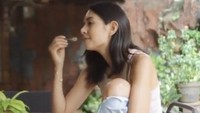Wanita 30 tahun ini eksis di Instagram dengan 2,4 juta followers. Ia kerap memamerkan berbagai aktivitas seru, termasuk ketika kulineran.