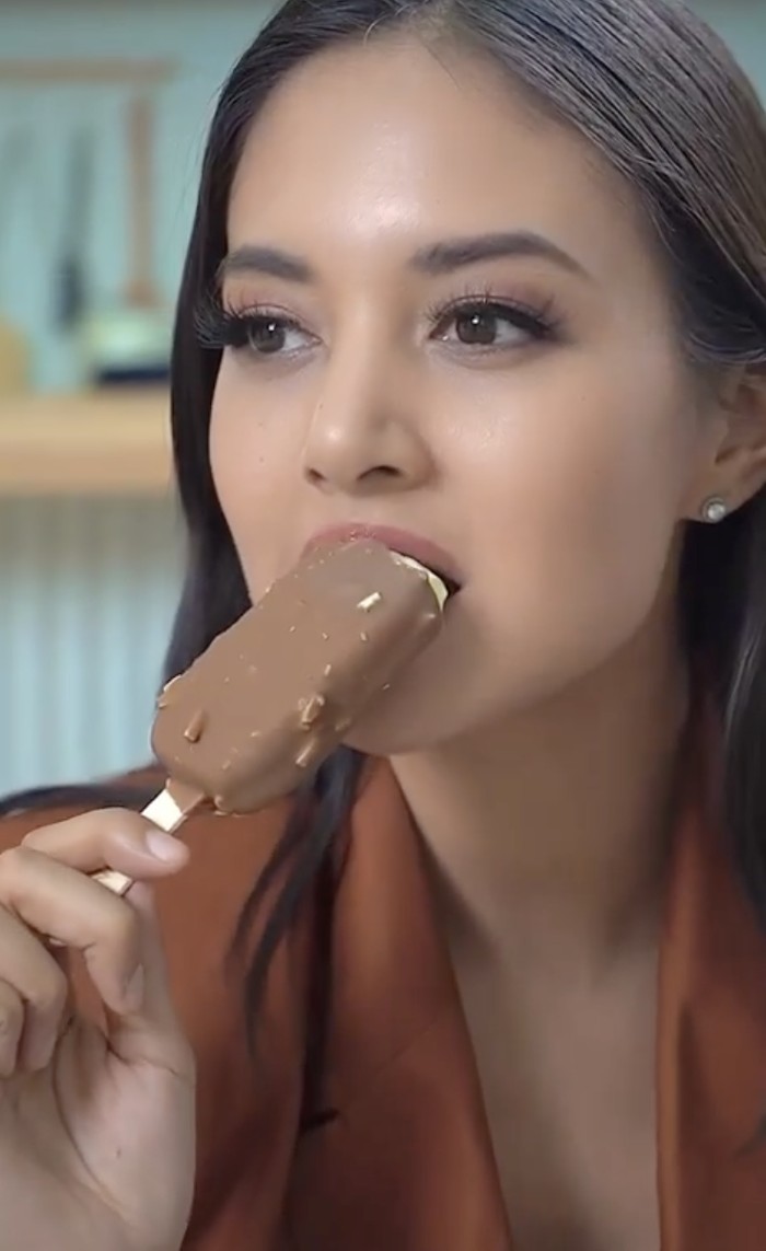 Pesona Aurelie Moeremans Saat Makan Es Krim dan Santai di Kafe Bali Pesona Aurelie Moeremans Saat Makan Es Krim dan Santai di Kafe Bali