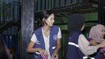 Pesona Aurelie Moeremans Saat Nongkrong Santai di Kafe Bali