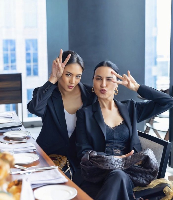 Pesona Aurelie Moeremans Saat Makan Es Krim dan Santai di Kafe Bali Pesona Aurelie Moeremans Saat Makan Es Krim dan Santai di Kafe Bali