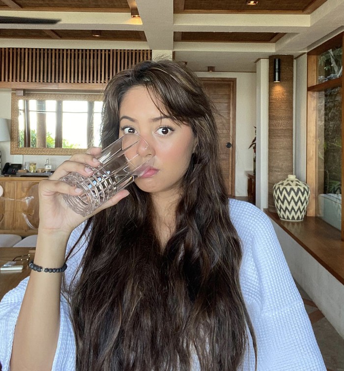 Pesona Aurelie Moeremans Saat Makan Es Krim dan Santai di Kafe Bali Pesona Aurelie Moeremans Saat Makan Es Krim dan Santai di Kafe Bali