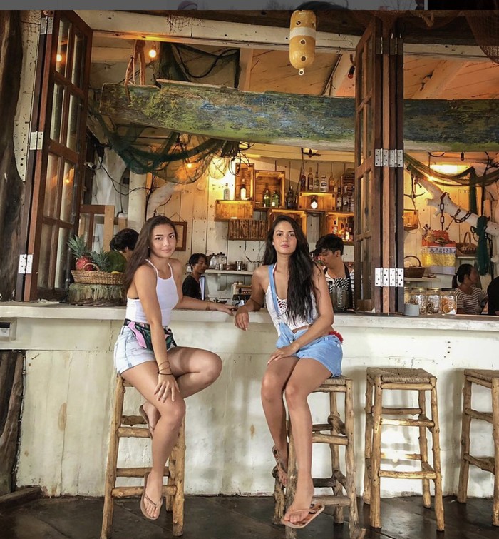Pesona Aurelie Moeremans Saat Makan Es Krim dan Santai di Kafe Bali
