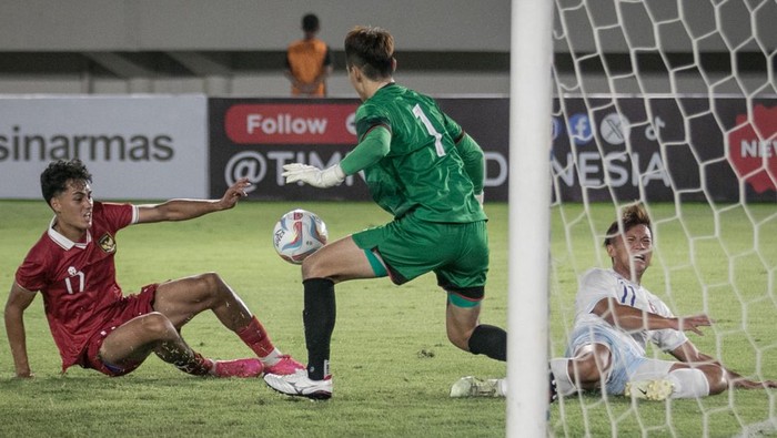 Pesepakbola Timnas Indonesia Marcelino Ferdinan (kanan) berselebrasi bersama Pratama Arhan (kiri) usai berhasil mencetak gol ke gawang Chinese Taipei pada pertandingan grup K kualifikasi Piala Asia U-23 AFC 2024 di Stadion Manahan, Solo, Jawa Tengah, Sabtu (9/9/2023). Timnas Indonesia menang atas Chinese Taipei dengan skor 9-0. ANTARA FOTO/Mohammad Ayudha/Spt.