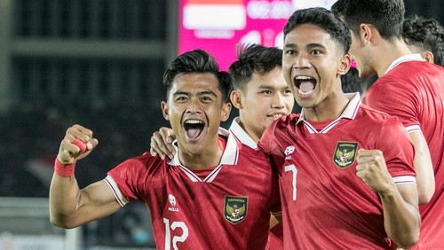 Pesepakbola Timnas Indonesia Marcelino Ferdinan (kanan) berselebrasi bersama Pratama Arhan (kiri) usai berhasil mencetak gol ke gawang Chinese Taipei pada pertandingan grup K kualifikasi Piala Asia U-23 AFC 2024 di Stadion Manahan, Solo, Jawa Tengah, Sabtu (9/9/2023). Timnas Indonesia menang atas Chinese Taipei dengan skor 9-0. ANTARA FOTO/Mohammad Ayudha/Spt.