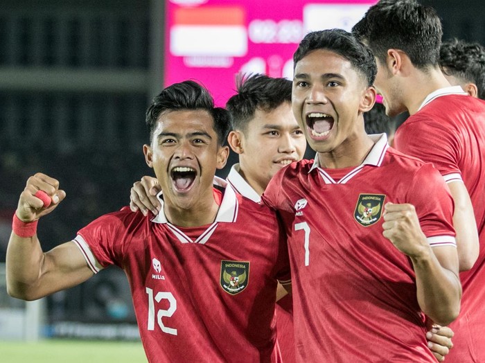 Pesepakbola Timnas Indonesia Marcelino Ferdinan (kanan) berselebrasi bersama Pratama Arhan (kiri) usai berhasil mencetak gol ke gawang Chinese Taipei pada pertandingan grup K kualifikasi Piala Asia U-23 AFC 2024 di Stadion Manahan, Solo, Jawa Tengah, Sabtu (9/9/2023). Timnas Indonesia menang atas Chinese Taipei dengan skor 9-0. ANTARA FOTO/Mohammad Ayudha/Spt.