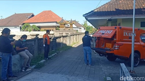 Pihak kepolisian serta petugas dari RSU Negara saat mengidentifikasi mayat yang ditemukan terdampar di Pantai Perancak, Jebrana, Bali, Sabtu (9/9/2023). (I Putu Adi Budiastrawan/detikBali).