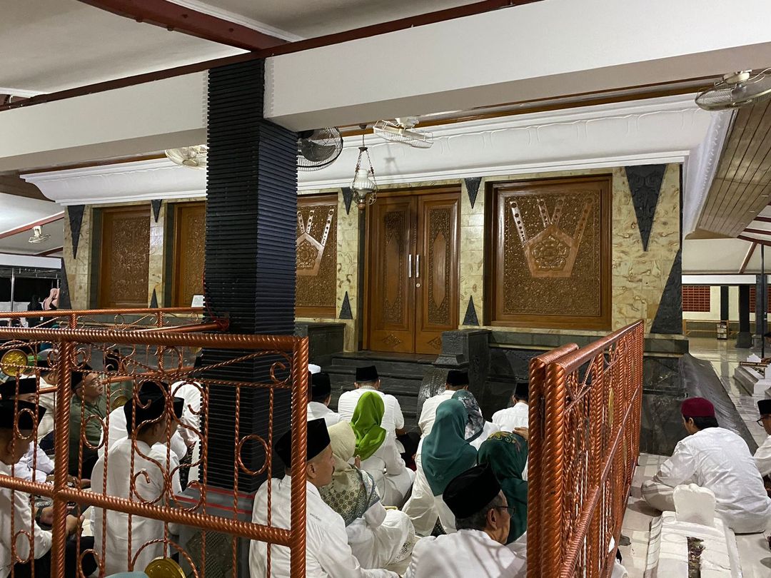 Rombongan kader Partai Kebangkitan Bangsa (PKB) melanjutkan tirakatan Tour de Wali Songo ke Makam Sunan Kalijaga di Demak, Jawa Tengah. Rombongan juga menyempatkan berziarah ke makam raja pertama Kerajaan Demak, Raden Patah.