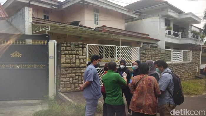 Polda Metro Jaya mulai melakukan olah TKP di lokasi penemuan mayat diduga ibu berinisial GA (64) dan anaknya berinisial DA (38) yang tersisa kerangka di Depok. (Kurniawan Fadhilah/detikcom)