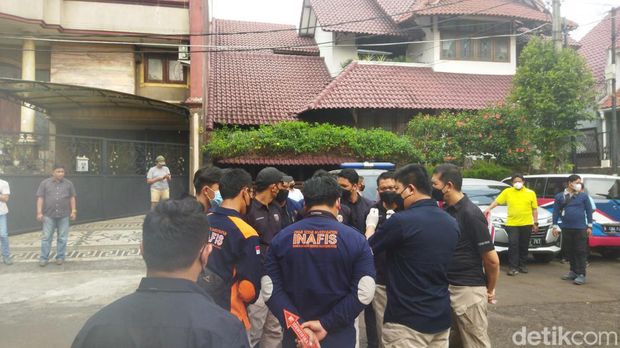 Polda Metro Jaya mulai melakukan olah TKP di lokasi penemuan mayat diduga ibu berinisial GA (64) dan anaknya berinisial DA (38) yang tersisa kerangka di Depok. (Kurniawan Fadhilah/detikcom)