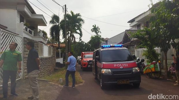 Polda Metro Jaya mulai melakukan olah TKP di lokasi penemuan mayat diduga ibu berinisial GA (64) dan anaknya berinisial DA (38) yang tersisa kerangka di Depok. (Kurniawan Fadhilah/detikcom)