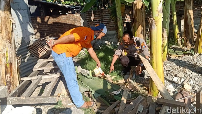 Polisi melakukan olah TKP lokasi pembuangan bayi di Candi, Sidoarjo