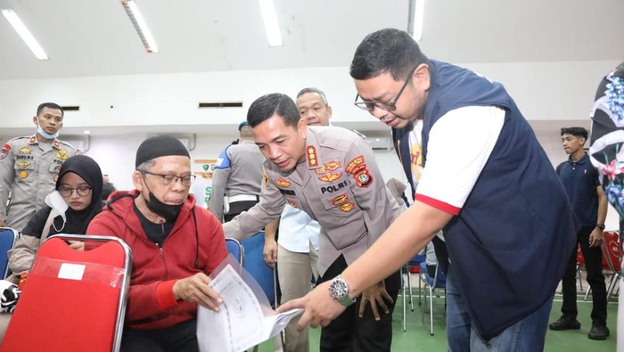 Polres Metro Jakarta Timur bersama Alumni Akpol 1997 Wira Pratama menggelar kegiatan operasi katarak gratis (dok istimewa)