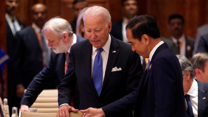 Potret Jokowi Mengikuti KTT G20 New Delhi Perdana Menteri India Narendra Modi (kanan) berbicara pada sesi pertama KTT G20 sementara Presiden AS Joe Biden (kiri) dan Presiden Indonesia Joko Widodo mendengarkan, di New Delhi, India, Sabtu, (9 /9/2023). ANTARA FOTO/Pool via Reuters-Evan Vucci/hp. *** Local Caption *** Indian Prime Minister Narendra Modi speaks during the first session of the G20 Summit, in New Delhi, India, Saturday, Sept. 9, 2023. Evan Vucci/Pool via REUTERS