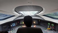 Selain itu, kelistrikan kereta cepat pertama di Indonesia ini dipastikan lancar. Kereta cepat beroperasi menggunakan sistem aliran listrik atas (OCS). Pasokan listrik ditransmisikan ke empat gardu traksi di Halim, Karawang, Walini dan Tegalluar yang dibangun oleh China Railway Group Limited (CREC).