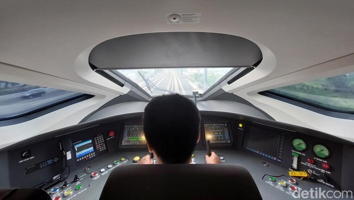 Potret Kereta Cepat di Depo Tegalluar Jelang Diresmikan 1 Oktober Kereta Cepat Jakarta-Bandung (KCJB) akan segera diresmikan pada 1 Oktober 2023, bulan depan. Seiring dengan hal tersebut, Kementerian Perhubungan akan segera mengeluarkan sertifikat izin operasionalnya.