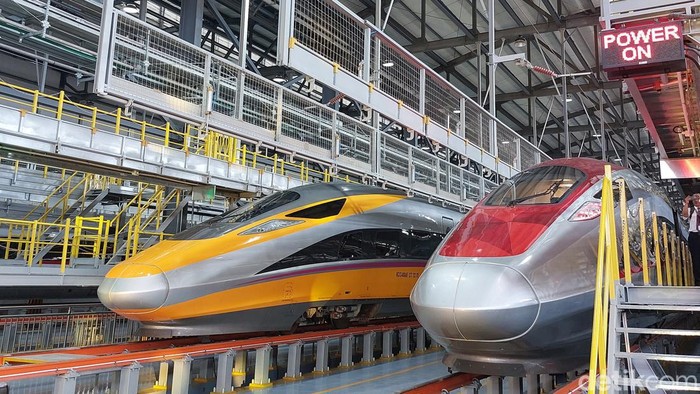 Kereta Cepat Jakarta-Bandung (KCJB) akan segera diresmikan pada 1 Oktober 2023, bulan depan. Seiring dengan hal tersebut, Kementerian Perhubungan akan segera mengeluarkan sertifikat izin operasionalnya.
