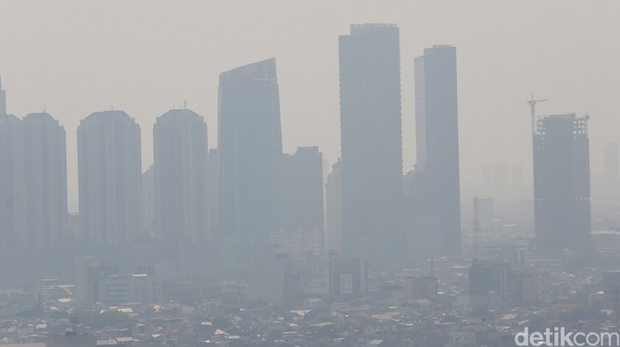 Suasana Monas yang diselimuti kabut polusi udara, Jakarta.