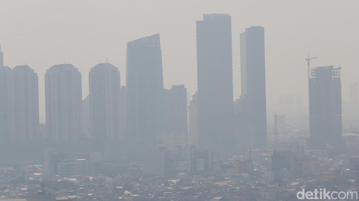 Potret Kota Jakarta βBerselimutβ Polusi Suasana Monas yang diselimuti kabut polusi udara, Jakarta.
