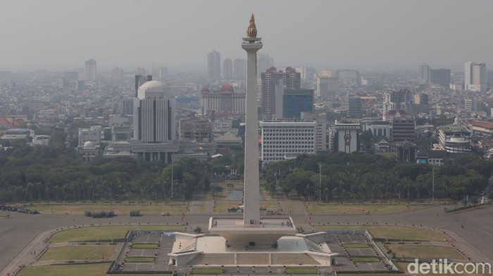 Suasana Monas yang diselimuti kabut polusi udara, Jakarta.