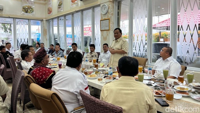 Prabowo Subianto bertemu tokoh masyarakat di Padang, Sumbar. (Jeka Kampai/detikSumut)