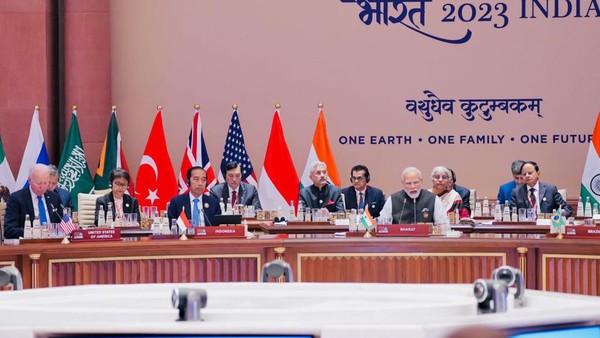 Momen Jokowi Diapit Biden-Modi di KTT G20 India