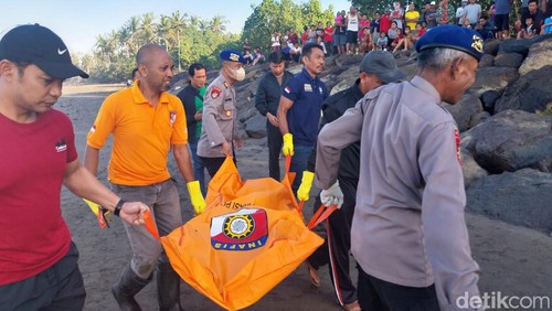Proses evakuasi mayat pria tak dikenal yang terdampar di pinggir Pantai Perancak, Jembrana, Bali.