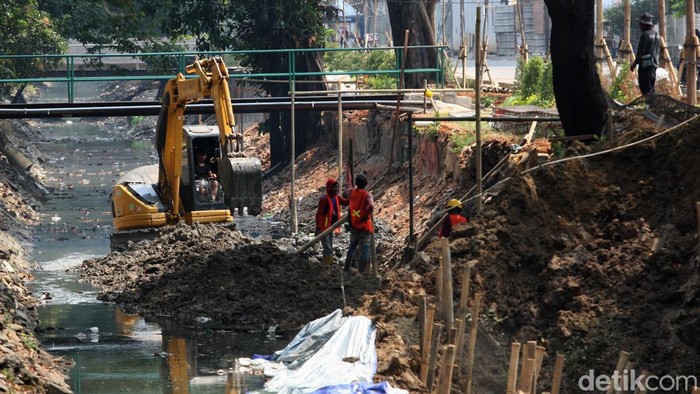 Proyek Pembangunan Turap Kali Pulomas Terus Dikebut Proyek Pembangunan Turap Kali Pulomas Terus Dikebut
