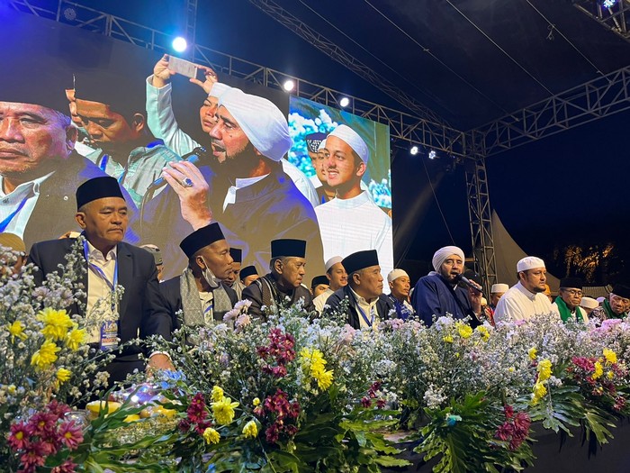 Puluhan Ribu Warga Padati Lampung Berselawat Habib Syech & Putri Zulhas