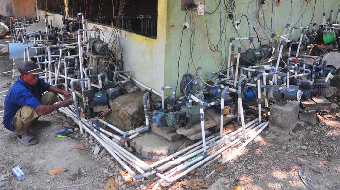 Ratusan Pipa Salurkan Air ke Warga Desa Sugihmani Grobogan Warga memperbaiki instalasi pipa mesin pompa air di sumber mata air Sendang Sari, Desa Sugihmanik, Tanggungharjo, Grobogan, Jawa Tengah, Sabtu (9/9/2023). Sumber air atau sendang yang menjadi tumpuan ratusan kepala keluarga untuk mencukupi kebutuhan air sehari-hari itu telah terpasang sebanyak 248 mesin pompa air dimana pada musim kemarau volume airnya semakin berkurang. ANTARA FOTO/Yusuf Nugroho/Spt.