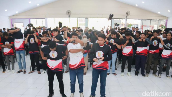 Relawan milenial Ganjar Pranowo mengalihkan dukungannya ke Prabowo Subianto Relawan milenial Ganjar Pranowo mengalihkan dukungannya ke Prabowo Subianto