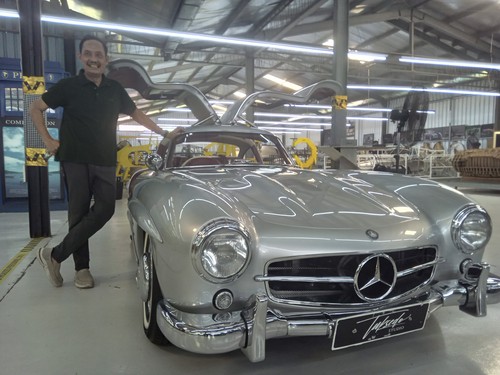 Replika Mercedes Benz 300 SL Gullwing pesanan Ketua MPR Bambang Soesatyo alias Bamsoet terpajang di bengkel Tuksedo Studio di Gianyar, Bali. (Foto: Aryo Mahendro/detikBali)