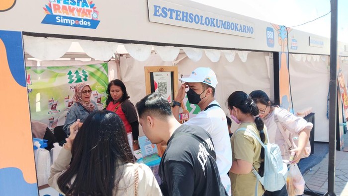 Ribuan warga Ponorogo memadati alun-alun untuk berburu kuliner di puncak acara Pesta Rakyat Simpedes 2023 di Kabupaten Ponorogo.