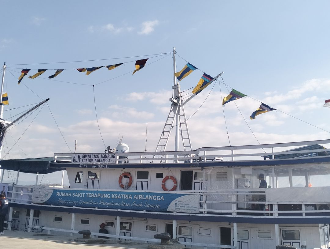 Rumah Sakit Terapung Ksatria Airlangga (RSRKA) berlabuh Pelabuhan Marina Labuan Bajo, Manggarai Barat, NTT.