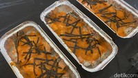 Hasil dari salmon mentai yang dimasak oleh chef Muto. Racikan sausnya terdiri dari mayones, saus sambal, tobiko, tak heran kalau rasanyna agak pedas dan creamy. Foto: detikFood/Yenny Mustika Sari