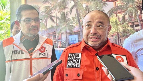 Sekjen DPP PKS Habib Aboe Bakar Alhabsyi (kanan) bersama Ketua DPW PKS NTB Yek Agil saat ditemui di Jayakarta Hotel, NTB, Sabtu (9/9/2023). (Foto: Helmy Akbar/detikBali)