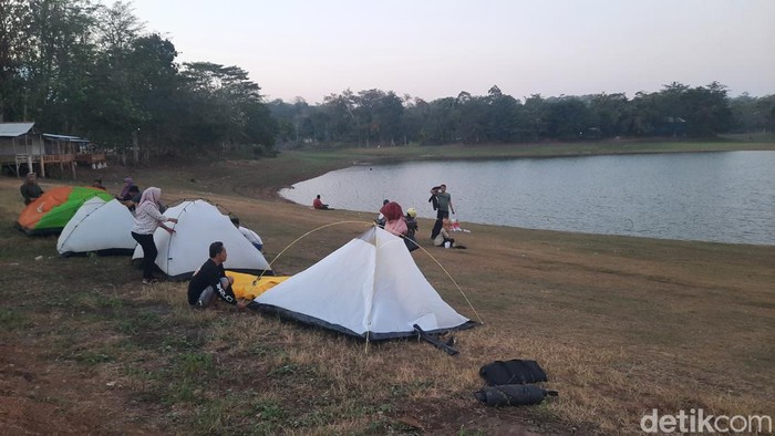 Suasana di sekitaran Waduk Gembong, Pati yang surut karena musim kemarau digunakan warga untuk rekreasi, Sabtu (9/9/2023).