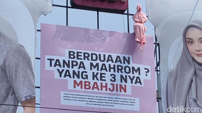 Tangkapan layar video viral pocong nangkring di atas baliho