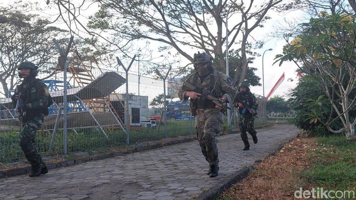 Tentara Gabungan SGS simulasi pembebasan bandara Banyuwangi