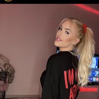 Di Instagramnya pun, Tiauna mengunggah konten yang memperlihatkan banyak kulit dengan mengenakan pakaian minim. Foto: Dok. Instagram Tiauna Riley